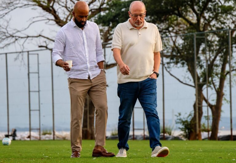 Fabinho Soldado e Alessandro Barcellos conversando enquanto caminham no CT Parque Gigante do Inter