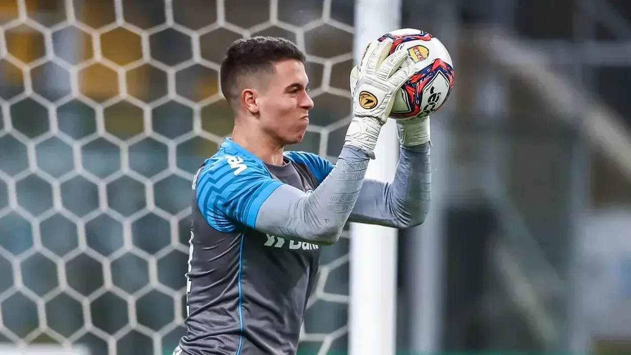 Cria do Grêmio e "vítima" de Carlos Vinícius: o novo clube do goleiro Brenno Brenno Grêmio