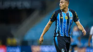 Luís Castro muda o Grêmio contra o Vitória; veja escalações e onde assistir Carlos Vinícius, jogador do Grêmio