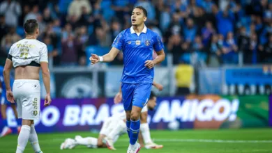 Gustavo Martins recebe novas sondagens e Grêmio vê mercado se mexer RS - FUTEBOL/CAMPEONATO BRASILEIRO 2026/GREMIO x CHAPECOENSE - ESPORTES - Lance da partida entre Gremio e Chapecoense disputada na noite deste domingo, na Arena do Gremio, em partida valida pela Campeonato Brasileiro 2026. FOTO: LUCAS UEBEL/GREMIO FBPA
