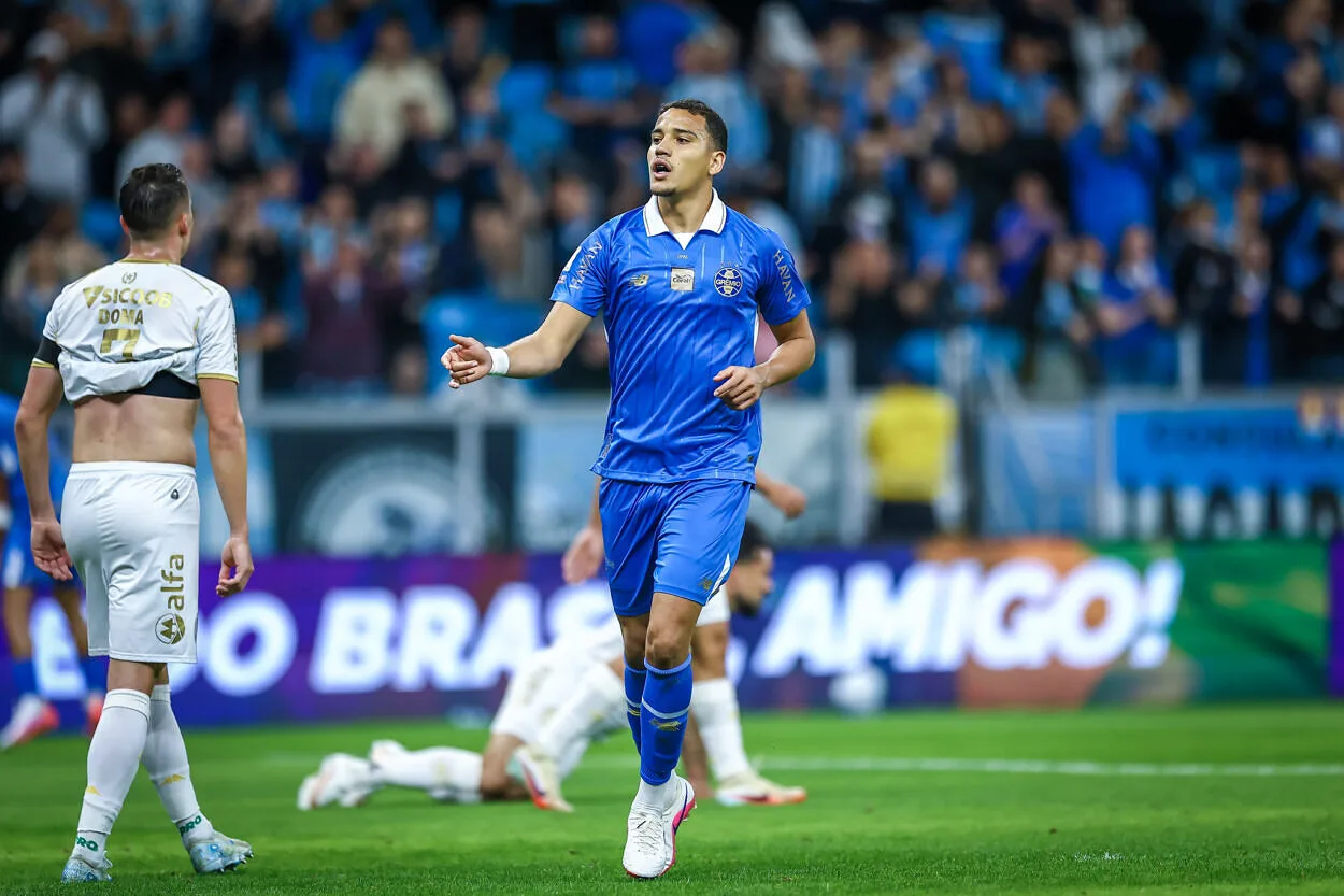 RS - FUTEBOL/CAMPEONATO BRASILEIRO 2026/GREMIO x CHAPECOENSE - ESPORTES - Lance da partida entre Gremio e Chapecoense disputada na noite deste domingo, na Arena do Gremio, em partida valida pela Campeonato Brasileiro 2026. FOTO: LUCAS UEBEL/GREMIO FBPA