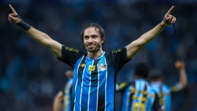 Maestro da valsa, gol e pergunta sobre beleza: Krovinović vive Gre-Nal épico na Arena Krovi no Grêmio