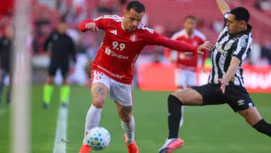 Inter reage tarde, perde para o Santos e aumenta jejum no Brasileirão Bruno Gomes do Inter contra o Botafogo