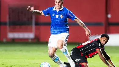 Grêmio desperdiça chances, leva gol de cabeça e perde para o Vitória-BA no Barradão Jogador do Grêmio