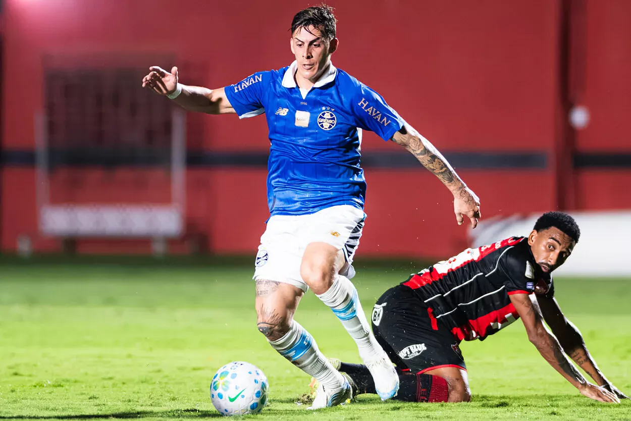 Grêmio desperdiça chances, leva gol de cabeça e perde para o Vitória-BA no Barradão Jogador do Grêmio