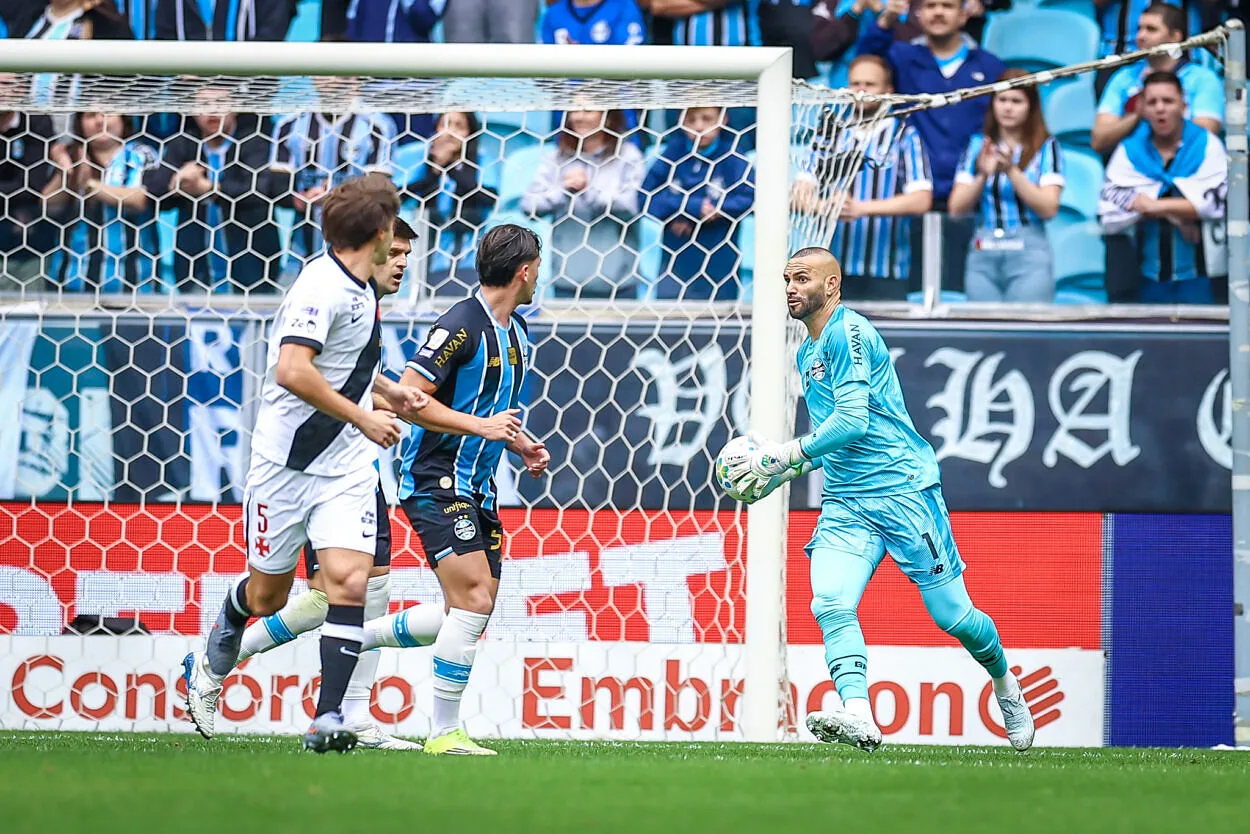 RS - FUTEBOL/CAMPEONATO BRASILEIRO 2026/GREMIO x VASCO DA GAMA - ESPORTES - Lance da partida entre Gremio e Vasco da Gama disputada na tarde deste sabado, na Arena do Gremio, em partida valida pela Campeonato Brasileiro 2026. FOTO: LUCAS UEBEL/GREMIO FBPA
