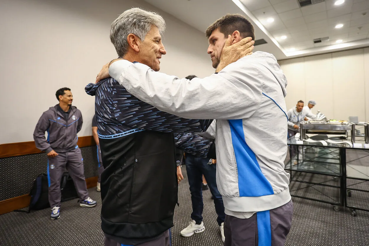 Tecnico Renato Portalupp e Kannemann do Gremio na chegada ao Rio de Janeiro, onde a equipe enfrenta o Botafogo em confronto valido pela Campeonato Brasileiro 2026. FOTO: LUCAS UEBEL/GREMIO FBPA