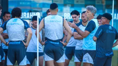 Renato chama duas promessas da base do Grêmio e observa durante treino GRÊMIO