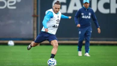 Braithwaite, jogador do Grêmio treinando no CT Luiz Carvalho