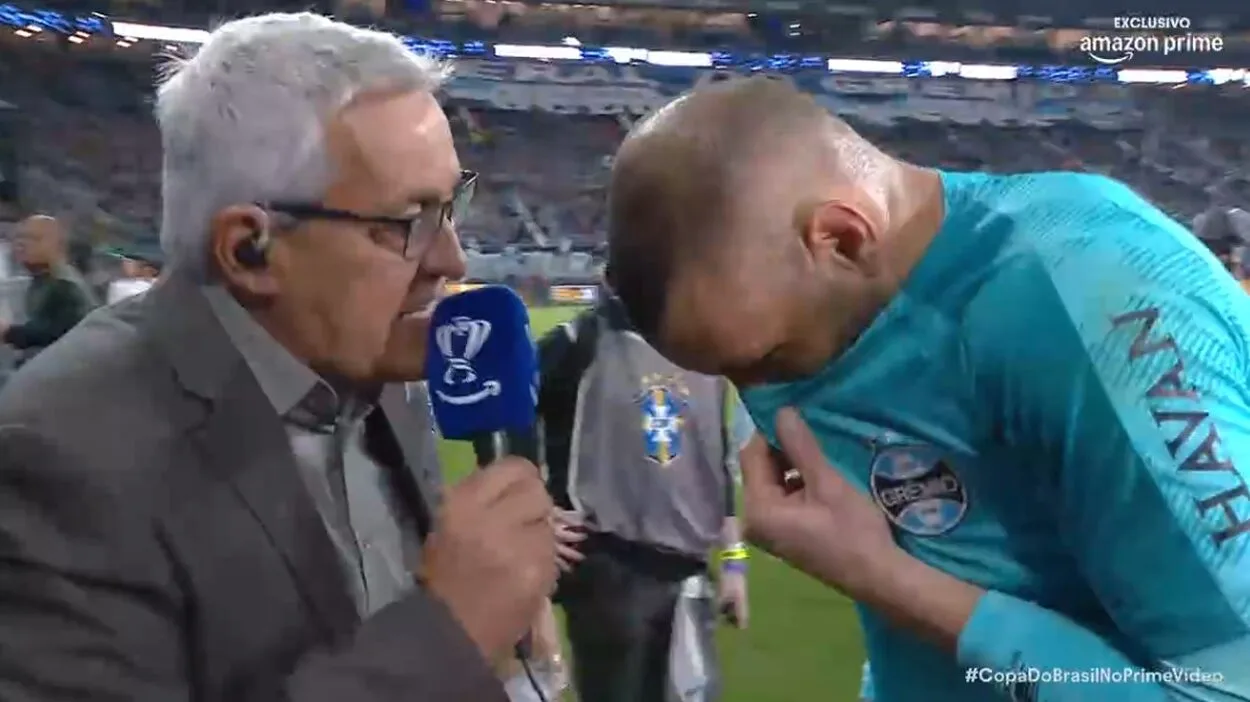 Weverton, goleiro do Grêmio se protegendo do spray de pimenta (Foto: Reprodução/Amazon Prime Vídeo
