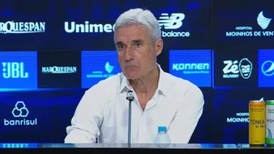 Luís Castro revela bastidor preocupante de Amuzu no Gre-Nal do Grêmio Luís Castro, treinador do Grêmio - Foto: Youtube/Grêmio TV