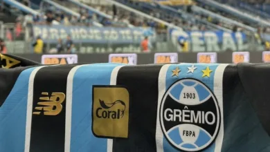 Caixão, provocação e caminhada: o clima na Arena do Grêmio antes do Gre-Nal Grêmio contra Inter