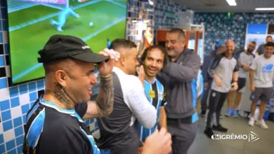 Vídeo mostra a festa dos jogadores do Grêmio com a entrada de Luan no vestiário Grêmio con Luan