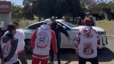 Torcedores do Inter pressionam carros dos jogadores após treinamento; assista Inter na pressão