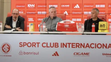 Barcellos afirma que Inter fez proposta apenas por Eduardo Baptista: "Acreditamos nele" Abel Braga e Alessandro Barcellos no Inter