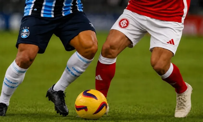 Jogador do Grêmio e Inter na disputa pela bola