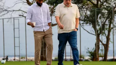 Dirigente do Inter vai a julgamento no STJD após episódio no Gre-Nal Fabinho Soldado e Alessandro Barcellos conversando enquanto caminham no CT Parque Gigante do Inter