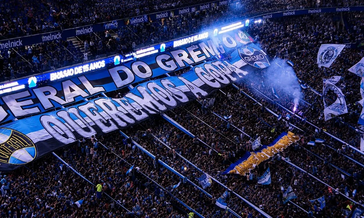 Torcedores do Grêmio em jogo contra o Inter pela Copa do Brasil 2026