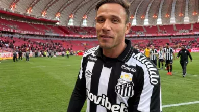 Arthur celebra estreia com vitória para cima do Inter: "Não tinha jeito melhor" Arthur do Santos