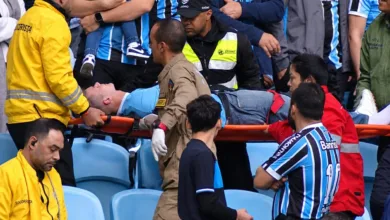 Torcedor do Grêmio é retirado de maca durante a partida na Arena.