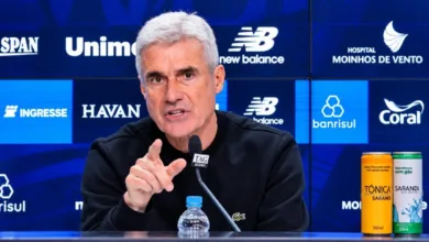 Alex Bagé detona direção do Grêmio e Luís Castro recusa pergunta da Bagé TV Luís Castro, treinador do Grêmio