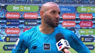 Craque do jogo, Weverton revela defesa mais difícil e manda recado no Grêmio Weverton, goleiro do Grêmio