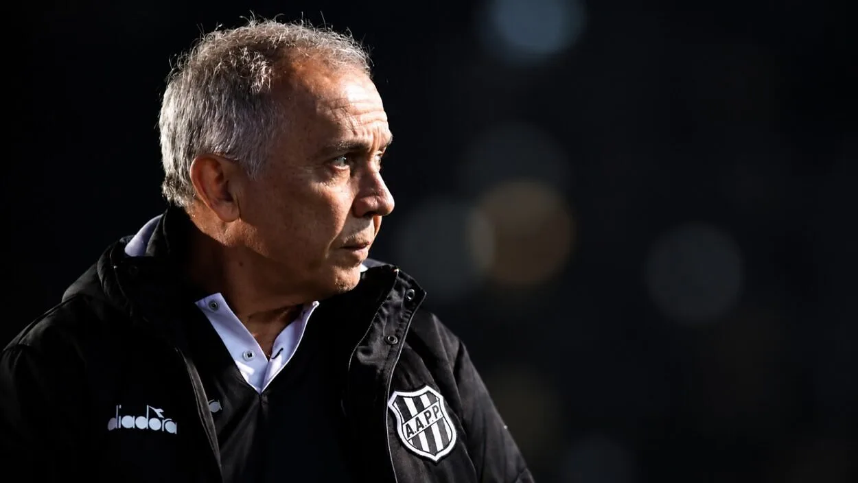 A passagem de Nelsinho Baptista pelo Inter e a saída que revoltou a torcida em 1996 Aposentado em abril de 2026, o último trabalho de Nelsinho Baptista foi na Ponte Preta em 2024. Em 1996 ele foi treinador do Inter