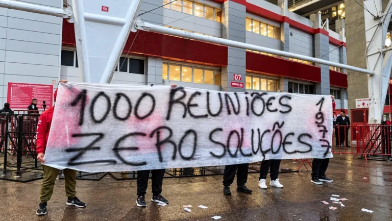 Torcedores do Inter se manifestaram pacificamente durante reunião do conselho do Inter na noite de segunda-feira 28/09/2026