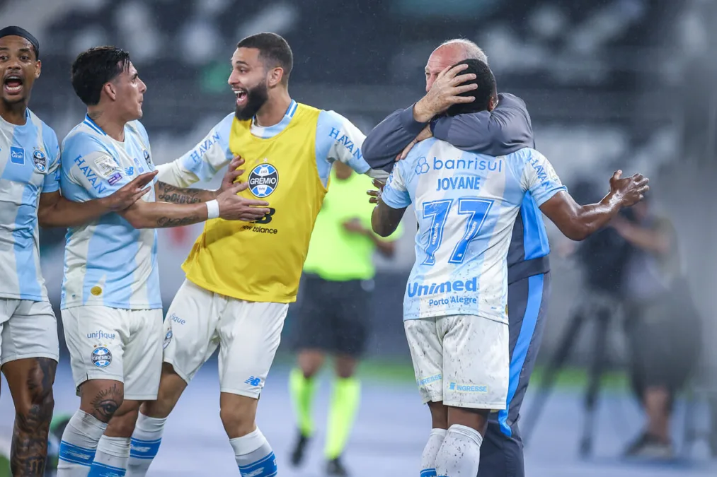 Jogadores do Grêmio comemoram gol de Jovane Cabral