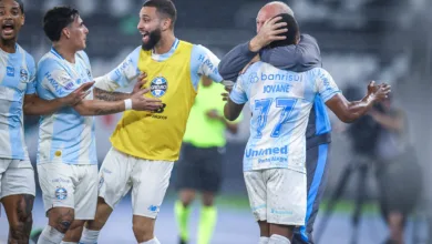 Grêmio perde para o Botafogo após VAR anular empate por detalhe milimétrico Jogadores do Grêmio comemoram gol de Jovane Cabral