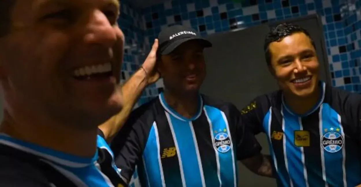 Luan no vestiário do Grêmio