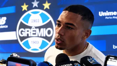Pré-contrato? Carlos Vinícius reage a rumores e impõe limite sobre seu futuro no Grêmio Carlos Vinícius, atacante do Grêmio