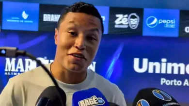 Marlon expõe bastidor do “bicho” no Grêmio e esclarece posição do elenco Marlon, lateral do Grêmio