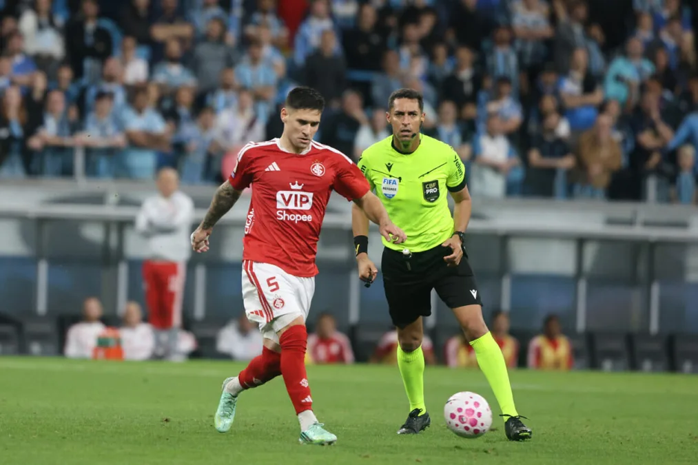 Villagra, meio-campista do Inter e Rodrigo José Pereira de Lima, árbitro