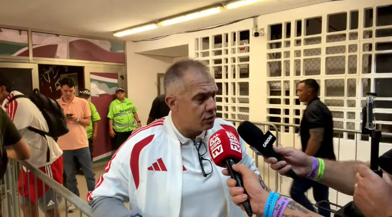 **HOMENAGEM ESPONTÂNEA** # Eduardo Baptista volta a falar com a imprensa e faz homenagem a Guerrinha após jogo do Inter **Título para WhatsApp:** Gesto de Eduardo emociona: técnico do Inter voltou à imprensa para falar de Guerrinha *Treinador já havia encerrado a coletiva no Maracanã quando pediu a palavra para lembrar o jornalista* O técnico Eduardo Baptista protagonizou um gesto de respeito ao jornalista Adroaldo Guerra Filho, o Guerrinha, na noite desta quarta-feira (28), depois da derrota do Inter por 2x1 para o Fluminense, no Maracanã. Mesmo após encerrar sua entrevista coletiva, o treinador pediu para voltar a falar com os profissionais de imprensa e aproveitou a oportunidade para prestar uma homenagem ao comunicador, que morreu aos 70 anos, em Porto Alegre. O momento foi registrado durante a Super Jornada da Baldasso TV, que acompanhava o pós-jogo diretamente do estádio. Quando a programação já havia retornado aos debates sobre a partida, a equipe interrompeu os comentários ao perceber que Eduardo queria fazer uma manifestação adicional. O treinador não retomou o assunto da arbitragem nem a análise da derrota. Seu objetivo era transmitir condolências aos familiares e colegas de Guerrinha. “Só durante a coletiva eu esqueci de desejar os meus sentimentos ao Guerrinha, né, tive a oportunidade de falar com ele, né, uma perda gigantesca pro futebol, principalmente pro futebol gaúcho. Então, desejar meus sentimentos aos seus familiares e a todos seus companheiros”, declarou Eduardo Baptista. ## Eduardo Baptista já havia conversado com Guerrinha antes da morte do jornalista A homenagem ganhou significado especial pela ligação que o treinador havia feito a Guerrinha semanas antes. Na manhã de quarta-feira, o jornalista Vagner Martins, o Vaguinha, relatou que Eduardo entrou em contato com o comentarista antes de sua estreia no comando colorado, diante do Corinthians, em 7 de outubro. Segundo Vaguinha, a conversa ajudou Guerrinha a recuperar a confiança na equipe em um momento delicado da luta contra o rebaixamento. Naquela noite, o Inter venceu o Corinthians por 2x1, no Beira-Rio, e o comunicador deixou o estádio mais otimista. O episódio foi contado na [homenagem publicada por Vaguinha](https://zonamista.com.br/vaguinha-diz-que-eduardo-baptista-fez-uma-guerrinha/) após a confirmação da morte do amigo. Guerrinha estava internado desde domingo (25) no Instituto de Cardiologia, em Porto Alegre, tratando uma infecção pulmonar que evoluiu para um quadro generalizado. A notícia de sua morte, na madrugada de quarta-feira, provocou manifestações de pesar de jornalistas, dirigentes, treinadores e torcedores de diferentes clubes. ## Inter prestou homenagem no Maracanã antes da partida O clube colorado também realizou uma homenagem durante o confronto com o Fluminense. Os jogadores utilizaram uma faixa preta no uniforme, em sinal de luto, e houve um minuto de silêncio antes do início da partida. A ação havia sido [anunciada pelo Inter ainda durante a preparação para o jogo](https://zonamista.com.br/inter-fara-homenagem-para-guerrinha-no-jogo-contra-o-fluminense/). Torcedor declarado do Inter, Guerrinha construiu uma trajetória de mais de cinco décadas no jornalismo e marcou gerações com sua participação no Sala de Redação, da Rádio Gaúcha, e com frases que passaram a fazer parte do vocabulário dos torcedores gaúchos. Sua atuação também ultrapassou a rivalidade Gre-Nal, recebendo reconhecimento de profissionais e torcedores gremistas. O gesto de Eduardo Baptista acrescentou um capítulo pessoal às homenagens do dia. Após uma entrevista marcada por perguntas sobre a escalação e os problemas de arbitragem na derrota para o Fluminense, o treinador fez questão de retornar aos microfones para registrar sua solidariedade a quem conviveu com Guerrinha e acompanhou seu trabalho. --- **Meta descrição:** Eduardo Baptista voltou a falar com a imprensa depois do jogo do Inter e fez um gesto especial em memória de Guerrinha. Saiba o que disse. **Ideia de conteúdo perene:** Reunir as homenagens de treinadores, jogadores e jornalistas a Guerrinha, preservando suas declarações e os momentos mais marcantes de sua trajetória. **Gancho de acompanhamento:** Acompanhar possíveis homenagens adicionais do Inter a Guerrinha no Beira-Rio, especialmente no próximo jogo em casa, diante do Coritiba. **Ideia de engajamento para redes sociais:** Canal do Inter no WhatsApp — publicação de homenagem com espaço para reações. ❤️ Um gesto bonito de Eduardo Baptista: depois de encerrar sua coletiva no Maracanã, o treinador pediu para voltar à imprensa só para prestar condolências pela morte de Guerrinha. Qual frase ou lembrança do Guerrinha mais marcou a tua vida de colorado? Compartilha nas reações ou encaminha esta homenagem a quem também acompanhava o jornalista.