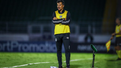 Auxiliar do Grêmio se manifesta pela primeira vez após sair da prisão: "Acusação falsa" Alexandre Mendes, auxiliar técnico do Grêmio