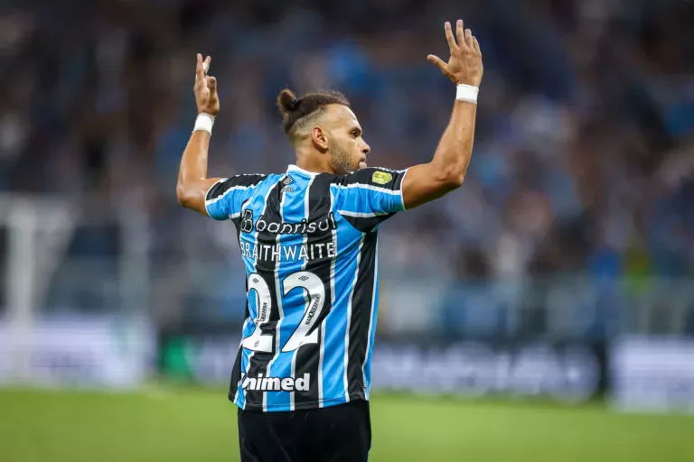 Grêmio vence Coritiba nos acréscimos e muda cenário na luta contra o Z4 Braithwaite pelo Grêmio