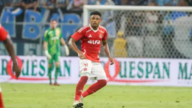 Victor Gabriel volta a ser opção do Inter e celebra nova fase: "Continuei trabalhando" Victor Gabriel, zagueiro do Inter — Victor Gabriel pelo Inter