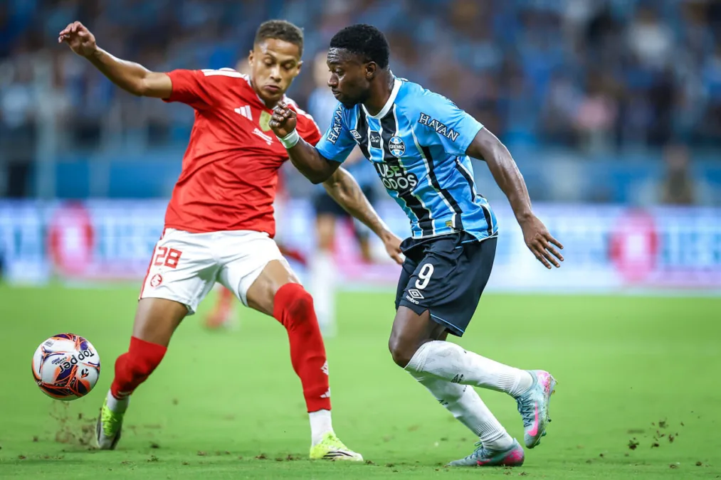 Zona Mista - Notícias, mercado da bola e bastidores do futebol Amuzu, atacante do Grêmio e Vitinho, atacante do Inter