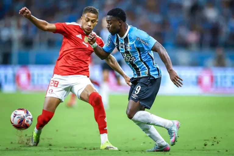 Amuzu, atacante do Grêmio e Vitinho, atacante do Inter