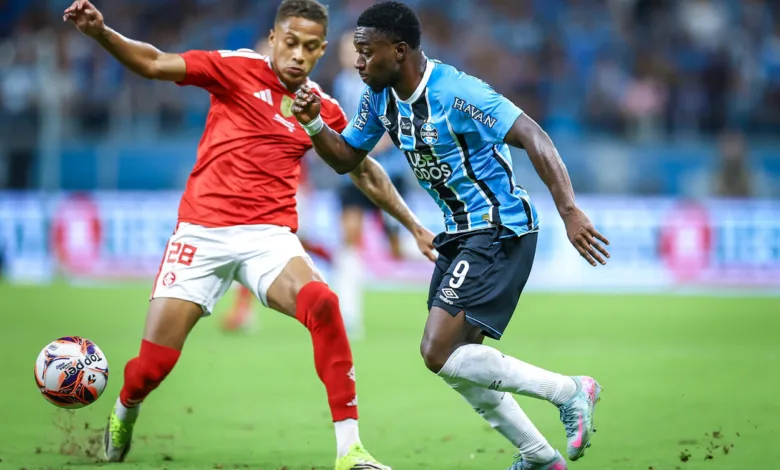 Gre-Nal 455: prováveis escalações, onde assistir, arbitragem e horário Amuzu, atacante do Grêmio e Vitinho, atacante do Inter