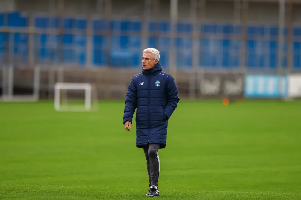 Luís Castro, técnico de outro clube — Luís Castro comandando o Grêmio
