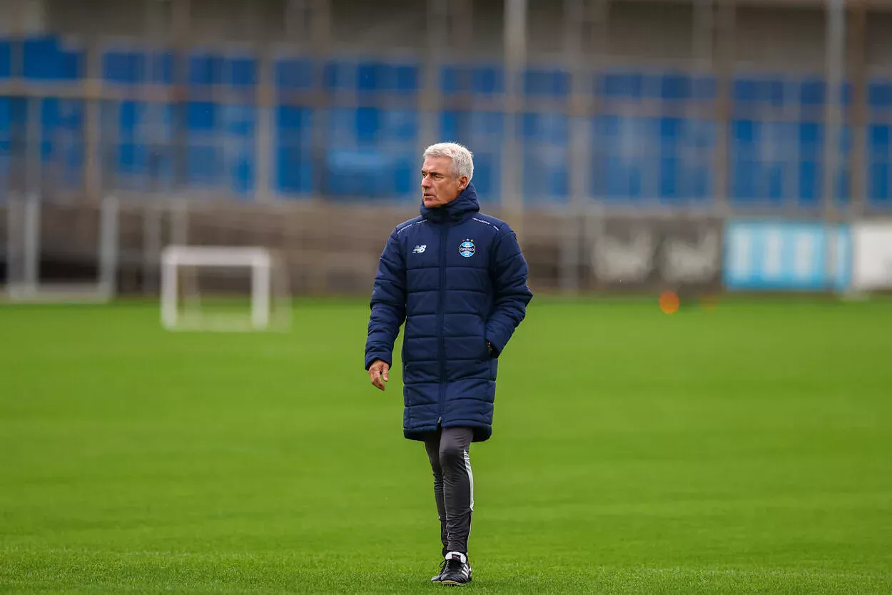 Luís Castro, técnico de outro clube — Luís Castro comandando o Grêmio