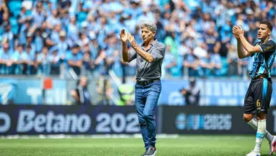 A orientação que Renato espera urgentemente ver em prática no Grêmio contra o Cruzeiro Gustavo Martins, zagueiro do Grêmio — Renato Portaluppi — Renato hoje