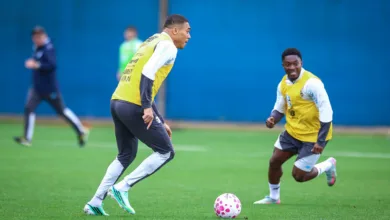 Grêmio faz novo treino no CT com belos gols de Carlos Vinícius; assista Carlos Vinícius pelo Grêmio