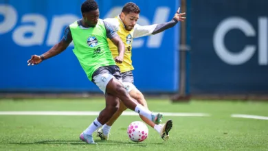Análise em vídeo e treino coletivo: como foi o sábado de trabalho do Grêmio Renato comanda o Grêmio