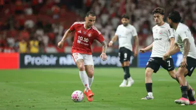 Após perder para o Inter e demitir Diniz, Corinthians surpreende ao anunciar novo técnico Bruno Gomes, lateral do Inter — Bruno Gomes — , lateral do Inter