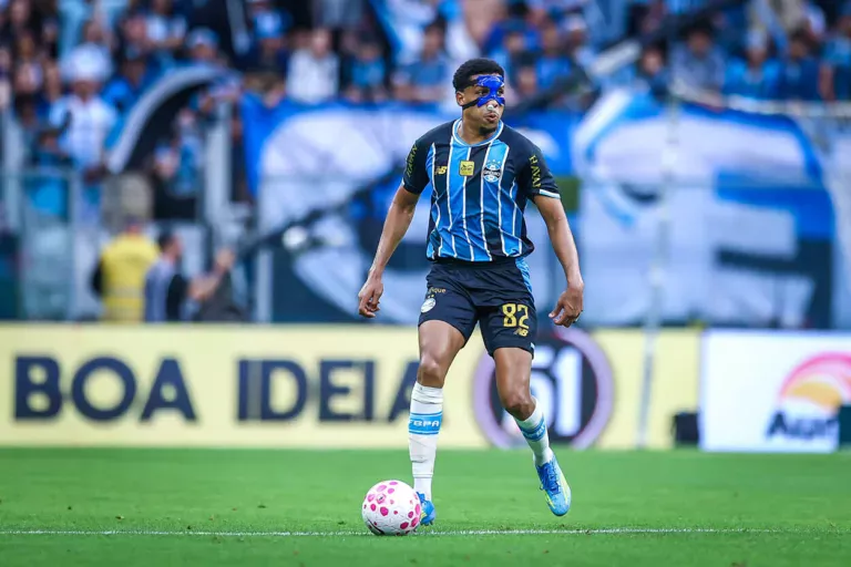 Wallace, zagueiro do Grêmio