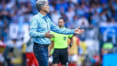 Jogador do Grêmio leva cartão após o término do Gre-Nal e vai cumprir suspensão Renato perde titular