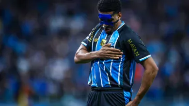 Wallace sofre com ausência no Grêmio e avisa aos jornalistas quando retorna Wallace, zagueiro do Grêmio